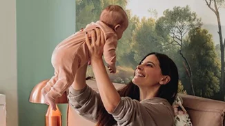 Χριστίνα Μπόμπα | Παιχνίδια στο κρεβάτι με τις δίδυμες κόρες της (pics,vid)