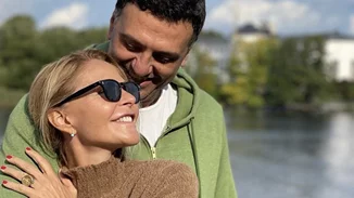 Τζένη Μπαλατσινού και Βασίλης Κικίλιας ακούν τα κάλαντα με τον γιο τους