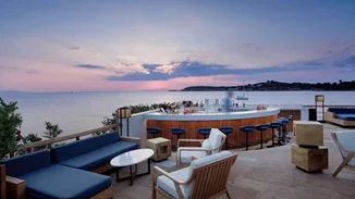 Εστιατόρια και μπαρ της Αθήνας σχεδόν πάνω στο κύμα