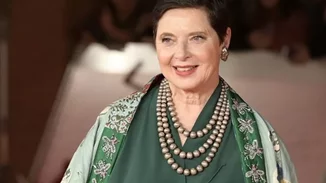 Συγκινεί η Isabella Rossellini | Το χρυσό αγαλματίδιo ανάμεσα στα χαλάσματα μετά τη φωτιά στο Λος Άντζελες