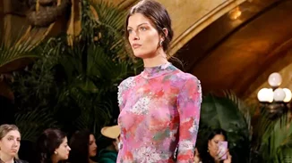 Ξέχασε τα hair clips | Αυτό είναι το αξεσουάρ μαλλιών που φορούν τώρα οι fashionistas