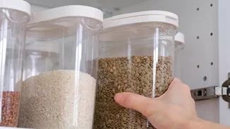 Σκόροι τροφίμων | 3 tips για να προστατεύσεις τα ντουλάπια της κουζίνας σου