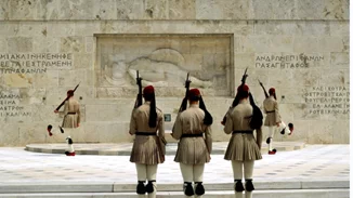 Έλληνες γονείς έκαναν viral… την αλλαγή φρουράς των Ευζώνων στην Αθήνα- Το βίντεο με τον γιο τους