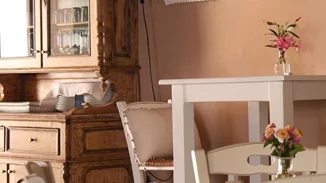 Λευκά τραπεζάκια και βουκαμβίλιες σε αυλή του 1926 | Το εστιατόριο του Τζιοβάνι στη Ρόδο