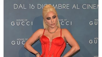 Lady Gaga | Εμφανίστηκε με κόκκινο Versace φόρεμα στην πρεμιέρα του ‘House of Gucci’ στο Μιλάνο