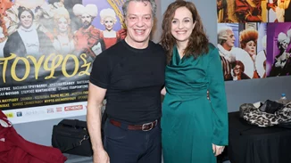 Γιάννης Τσορτέκης & Έλενα Μαυρίδου | Ποζάρουν αγκαλιά στη θεατρική τους πρεμιέρα