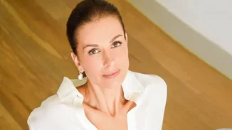 Λιτή και κομψή | Η Τζίνα Αλιμόνου ποζάρει σε έναν καταπράσινο κήπο φορώντας ένα μαύρο maxi φόρεμα, δείχνοντας πιο εντυπωσιακή από ποτέ