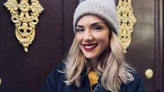 Βάσω Λασκαράκη | Το σαλόνι του σπιτιού της είναι ονειρεμένο - Το εντυπωσιακό δέντρο, το τεράστιο τζάκι και η κυριαρχία του γκρι