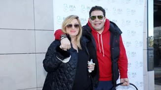 Γρηγόρης Μπιθικώτσης – Ελένη Τσιριγκάκη | H έξοδος από το μαιευτήριο και το τρυφερό φιλί