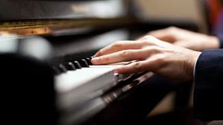 "Τροφή για την ψυχή μου" | Μια Παριζιάνα πιανίστρια, 106 ετών θα κυκλοφορήσει το έκτο άλμπουμ της