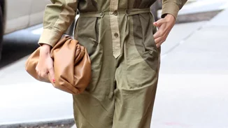 Ξέχνα για φέτος τις τσάντες χειρός | Η τάση που αντικαθιστά το καθημερινό σου αξεσουάρ