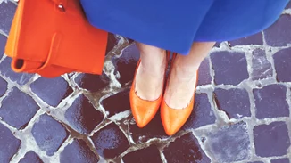 Τα παπούτσια που λατρέψαμε να μισούμε στα '00s είναι και πάλι στη μόδα