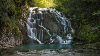 "Πηγές Κωστηλάτας" | Το φυσικό μεταλλικό νερό που θα σε κάνει να νιώσεις ότι είσαι ακριβώς δίπλα στην πηγή του