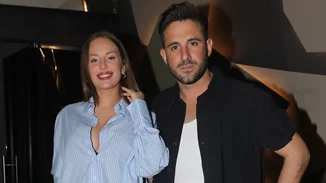 Ανδρομάχη και Γιώργος Λιβάνης έμαθαν το φύλο του μωρού τους | Το βίντεο από το πάρτι