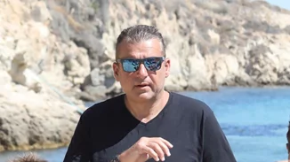 Γιώργος Λιάγκας | Οι νέες εικόνες από τις διακοπές με τους γιους του στην Τήνο - Με αξύριστο λουκ