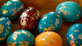 Πώς να βάψεις τα πασχαλινά αυγά με 2 φυσικά υλικά | Χωρίς χρώμα και χημικά