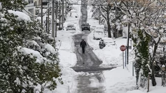 Κακοκαιρία Barbara | Επιμένουν τα έντονα καιρικά φαινόμενα, το χιόνι μένει στην Αττική - Νέο έκτακτο δελτίο της ΕΜΥ