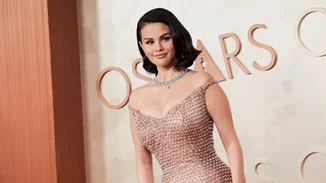 Oscars 2025 | Το φόρεμα της Selena Gomez ήταν διακοσμημένο με πάνω από 16.000 γυάλινες σταγόνες και κρύσταλλα