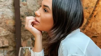 Πηνελόπη Πλάκα | Με το φυσικό hair look της και αμακιγιάριστη σε βραδινή έξοδο στο Παγκράτι