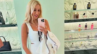 Με φλοράλ μαγιό και τον μπέμπη αγκαλιά | Η Κωνσταντίνα Σπυροπούλου στη Βουλιαγμένη με τους γιους της