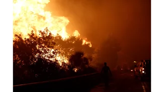 Αγωνία στην Εύβοια | 1.000 άτομα εγκαταλείπουν άρον άρον με δύο φέρι μποτ τη φλεγόμενη Λίμνη