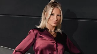 Η Φαίη Σκορδά με τη σατέν μπορντό φούστα που θα φορέσεις σίγουρα τις γιορτές