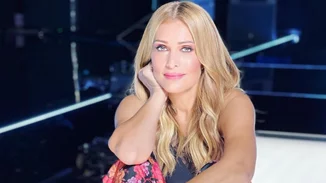 Η Νατάσα Θεοδωρίδου σε μία βραδινή εμφάνιση με τζιν, εφαρμοστό παντελόνι και ολόισια, μακριά μαλλιά