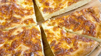 Πανεύκολη τυρόπιτα με σιμιγδάλι και γιαούρτι | Η συνταγή του Άκη Πετρετζίκη που θα λατρέψεις