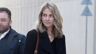 Η Χρυσή Βαρδινογιάννη με μπεζ σακάκι με μαύρη φούστα | Το look που μπορείς να αντιγράψεις πολύ εύκολα