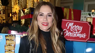 Ο 17χρονος γιος της Ντορέττας Παπαδημητρίου στόλισε για τα Χριστούγεννα & είναι πιο... ψηλός και από το δέντρο!