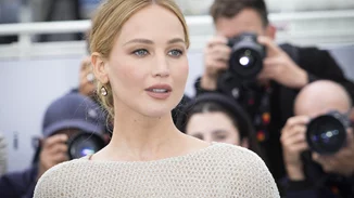 Jennifer Lawrence | Τo αγαπημένo της foundation σε μορφή stick για λεία επιδερμίδα χωρίς ατέλειες