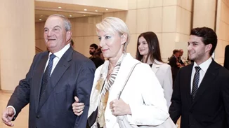 Κώστας Καραμανλής: Οικογενειακώς σε εκδήλωση- Η Αλίκη "συναγωνίζεται" σε κομψότητα τη μητέρα της