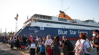 Αδειάζει η Αθήνα | Το αδιαχώρητο στα λιμάνια Πειραιά, Ραφήνας και Λαυρίου [εικόνες]