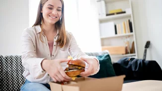 Φαγητό απέξω | 7 κανόνες για υγιεινές επιλογές σε πακέτο