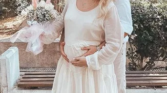 Γνωστή Ελληνίδα ηθοποιός παντρεύτηκε λίγο πριν γίνει μαμά: Το αέρινο νυφικό και η φουσκωμένη της κοιλίτσα