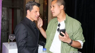 Iconic duo | Ο Σάκης Ρουβάς ποζάρει με τον Σωτήρη Κοντιζά και η Τετάρτη μας έγινε μόλις πιο ανάλαφρη και γλυκιά