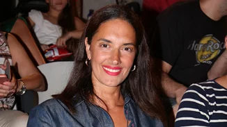 Η Νόνη Δούνια φωτογραφίζεται με την κούκλα κόρη της