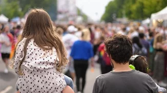 Να πάω με τα παιδιά μου στην πορεία για τα Τέμπη;- Η απάντηση της ψυχολόγου