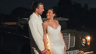 Με τον 2,5 μηνών γιο τους στην αγκαλιά τους | Η οικογενειακή φωτογραφία της Ευρυδίκης Βαλαβάνη και του Γρηγόρη Μόργκαν στο σπήλαιο που παντρεύτηκαν