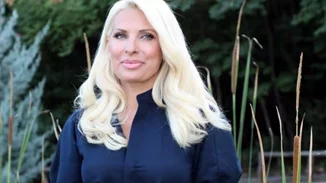 Η Ελένη Μενεγάκη με σοφιστικέ στιλ στην Αθήνα | Με μπερέ και jacket