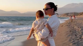 Η Ελένη Φουρέιρα σε ένα πολύ σπάνιο στιγμιότυπο με τον γιο της | Αγκαλιές και φιλιά στην παραλία