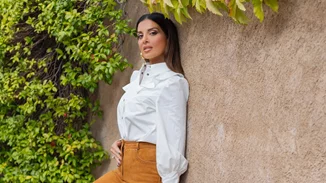 Η Σταματίνα Τσιμτσιλή με ένα statement καφέ suede παντελόνι με κρόσσια | Θα τολμούσες να το φορέσεις;