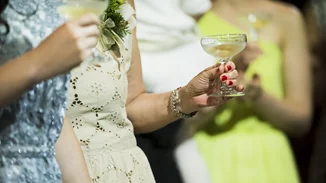 Τι συμβαίνει στο σώμα μας όταν το παρακάνουμε με το ποτό