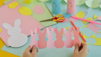 Λαμπάδες, σοκολατένια αυγά και τσουρέκια παρέδωσε ο Δήμος Πειραιά στους μαθητές των Ειδικών Σχολείων της περιοχής