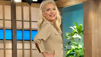 Η Ελένη Μενεγάκη φόρεσε με έναν πολύ ''φρέσκο'' τρόπο το λευκό παντελόνι αυτή την εποχή