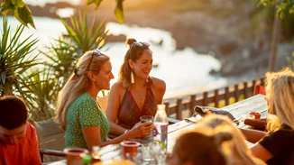 Εστιατόρια δύο ταχυτήτων | Μόνο για εμβολιασμένους και χωρίς μάσκες- Μεικτοί χώροι με τεστ και αποστάσεις