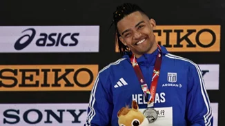 Η απονομή του ασημένιου μεταλλίου στον Καραλή στο παγκόσμιο πρωτάθλημα - "Ο Ντουπλάντις μου πε ότι δυσκολεύτηκε"