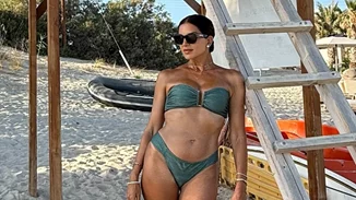 Η Σταματίνα Τσιμτσιλή υποδέχτηκε τον Αύγουστο με χαμόγελο και λουλούδι στα μαλλιά