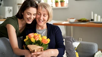 Mother's Day | 10+1 beauty δώρα για τη μαμά σου που αποκλείεται να την αφήσουν ασυγκίνητη