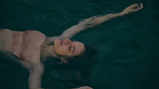 "Μπορείς να δείξεις τα πάντα, σε όποιο πόζα θέλεις, αρκεί να μη φανούν οι θηλές του γυναικείου στήθους' | Η Νατάσα Εξηνταβελώνη και η υποκρισία των social media